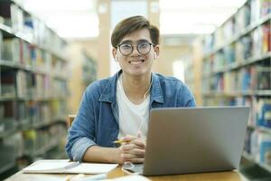 étudiant en train d'étudier à bibliothèque. photo