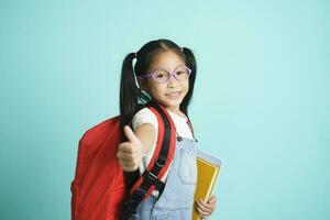 enfant élèves fille Aller à école, je comme école. photo