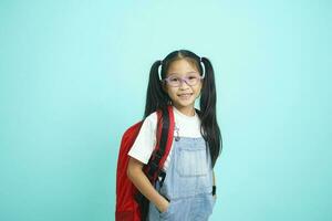 enfant élèves fille Aller à école, je comme école. photo