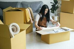 moderne femelle gens dans en mouvement Accueil appartement loisir intérieur activité seule. photo