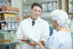 pharmacien parlant à une client à propos prescrit médicaments. photo