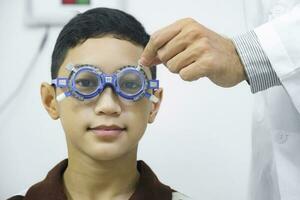 homme examiner vue dans optique clinique. photo