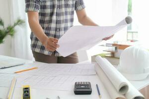 architecte ou ingénieur travail dans Bureau photo