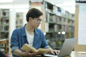 étudiant en train d'étudier à bibliothèque. photo