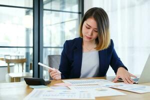 Jeune entrepreneur femme d'affaires travail dans moderne Bureau photo