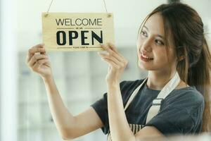 Jeune affaires propriétaire ouvert le café magasin. photo