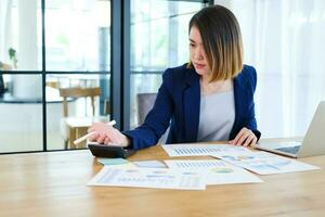 Jeune entrepreneur femme d'affaires travail dans moderne Bureau photo