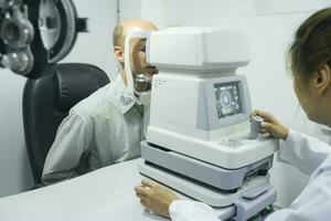 homme examiner vue dans optique clinique. photo