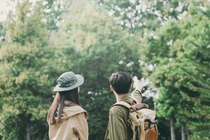 couple en marchant avec sacs à dos plus de Naturel Contexte photo