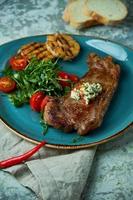 steak aux légumes et salade à l'ail rôti photo