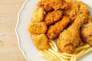 poulet frit avec frites et nuggets sur assiette photo