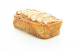 Gâteau émietté de pain aux pommes sur fond blanc photo