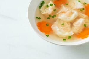 soupe de boulettes de crevettes dans un bol blanc photo