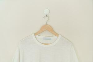 t-shirt suspendu avec cintre en bois photo