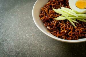 nouilles instantanées coréennes avec sauce aux haricots noirs ou jajangmyeon ou jjajangmyeon photo