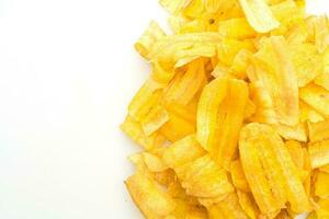 chips de banane sur fond blanc photo