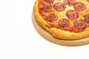 Pizza au pepperoni sur fond blanc photo