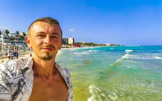 Masculin touristique en voyageant homme prise selfie playa del Carmen Mexique. photo