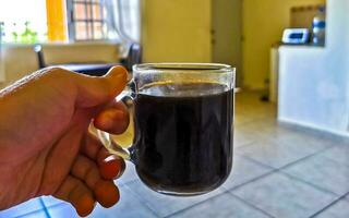 tasse en verre de café noir du Mexique sur fond de bois. photo