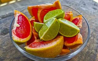 des oranges citrons verts les raisins citron agrumes pamplemousse des fruits sur assiette Mexique. photo