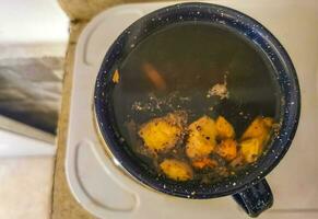 un verre ou une tasse avec du thé au gingembre chaud. photo