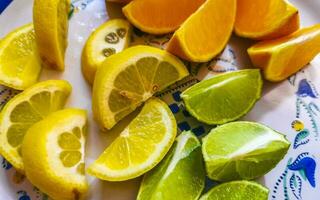 oranges limes raisins citron agrumes sur plaque mexique. photo