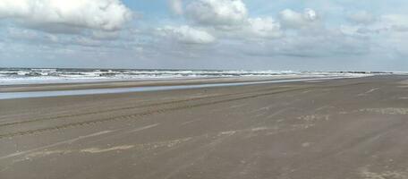 panoramique vue de le plage, le mer, le ciel sans pour autant gens photo