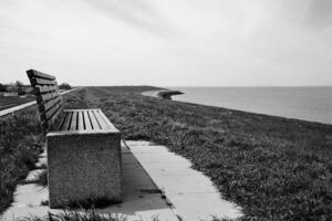 banque sur le digue à le Nord mer photo