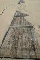 chemin de en bois planches sur le plage photo