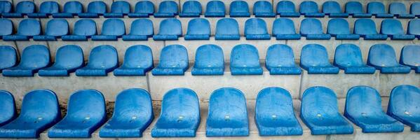 panoramique vue de beaucoup bleu des places dans une stade photo