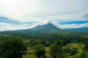 une luxuriant jardin dans la fortune, costa rica avec arénal volcan dans le Contexte photo