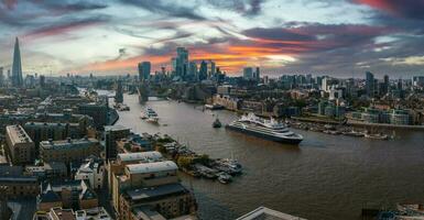 grand croisière navire Aller par Londres en dessous de le la tour pont. photo