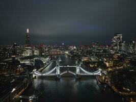 aérien nuit vue de le levage en haut la tour pont dans Londres. photo