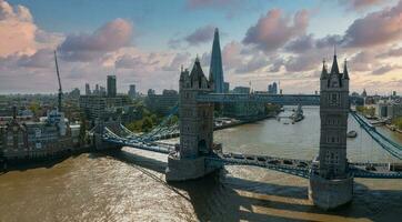 iconique tower bridge reliant londres à southwark sur la tamise photo