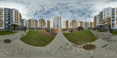 360 hdri panorama près terrain de jeux dans milieu de moderne à plusieurs étages multi-appartement Résidentiel complexe de Urbain développement dans équirectangulaire sans couture sphérique projection, ar vr contenu photo