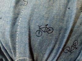 photo de une gris tissu texture avec une vélo image