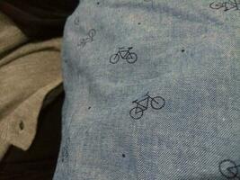 photo de une gris tissu texture avec une vélo image
