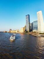 haute angle panoramique vue de canari quai bâtiments à central Londres ville de Angleterre génial grande-bretagne. le métrage a été capturé avec drone caméra à faible altitude sur 08-juin-2023 pendant le coucher du soleil. photo