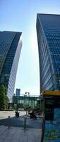 faible angle panoramique vue de canari quai bâtiments à central Londres ville de Angleterre génial grande-bretagne. le métrage a été capturé sur 08-juin-2023 pendant clair journée. photo