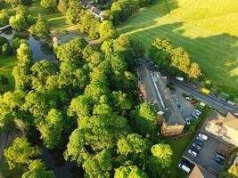 aérien vue de luton ville de Angleterre Royaume-Uni à plus de le mise en garde Publique parc, le drone caméra métrage a été capturé sur juin 13e, 2023 photo