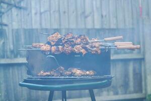 magnifique et délicieux poulet barbecue est cuisine sur gril avec chauffé charbon dans une Accueil jardin. le métrage a été capturé sur juin 10e, 2023 photo