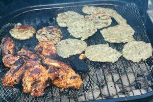 magnifique et délicieux poulet barbecue est cuisine sur gril avec chauffé charbon dans une Accueil jardin. le métrage a été capturé sur juin 10e, 2023 photo