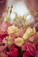 bouquet d'orchidées et de roses sur un beau fond photo