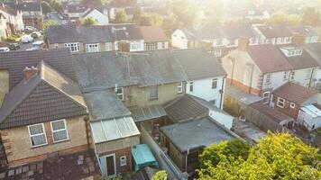 aérien vue de Résidentiel district et réel biens maisons à luton ville de Angleterre Royaume-Uni. métrage a été capturé avec drone caméra sur juin 11, 2023 photo