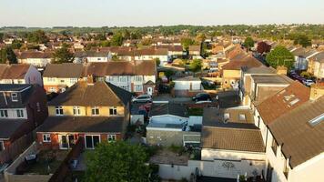 aérien vue de Résidentiel district et réel biens maisons à luton ville de Angleterre Royaume-Uni. métrage a été capturé avec drone caméra sur juin 11, 2023 photo