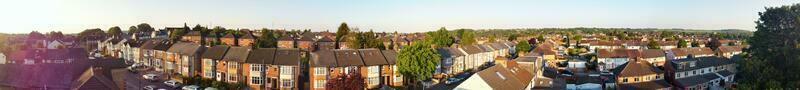 aérien vue de Résidentiel district et réel biens maisons à luton ville de Angleterre Royaume-Uni. métrage a été capturé avec drone caméra sur juin 11, 2023 photo