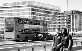 magnifique vue de gens sont profiter chaud journée de 4-juin-2023 à le bord de rivière Tamise de central Londres Angleterre Royaume-Uni. plus de le des familles et Jeune des couples sont en marchant autour et profiter leur temps photo