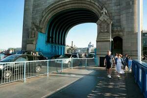 magnifique faible angle vue de central Londres et route avec circulation et personnes. le image a été capturé à la tour pont Londres Angleterre génial Bretagne sur chaud ensoleillé journée de 04-juin-2023 photo