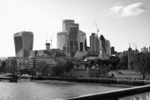 magnifique faible angle vue de central Londres et route avec circulation et personnes. le image a été capturé à la tour pont Londres Angleterre génial Bretagne sur chaud ensoleillé journée de 04-juin-2023 photo