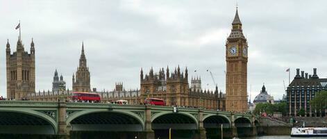 magnifique haute résolution ultra large panoramique vue de central Londres ville de Angleterre génial Grande-Bretagne, le image a été capturé pendant nuageux soir à Westminster, gros et Londres œil sur 30-mai-2023 photo